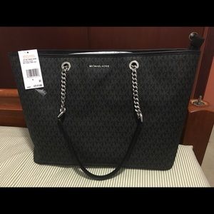 New Micheal Kors hand bag